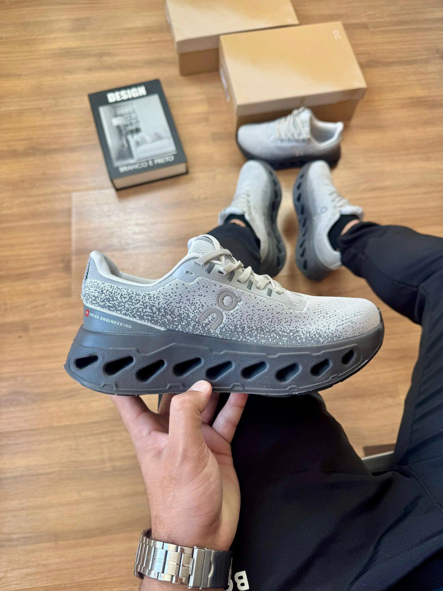 Tenis On Cloudsurfer 7 Cinza Preto