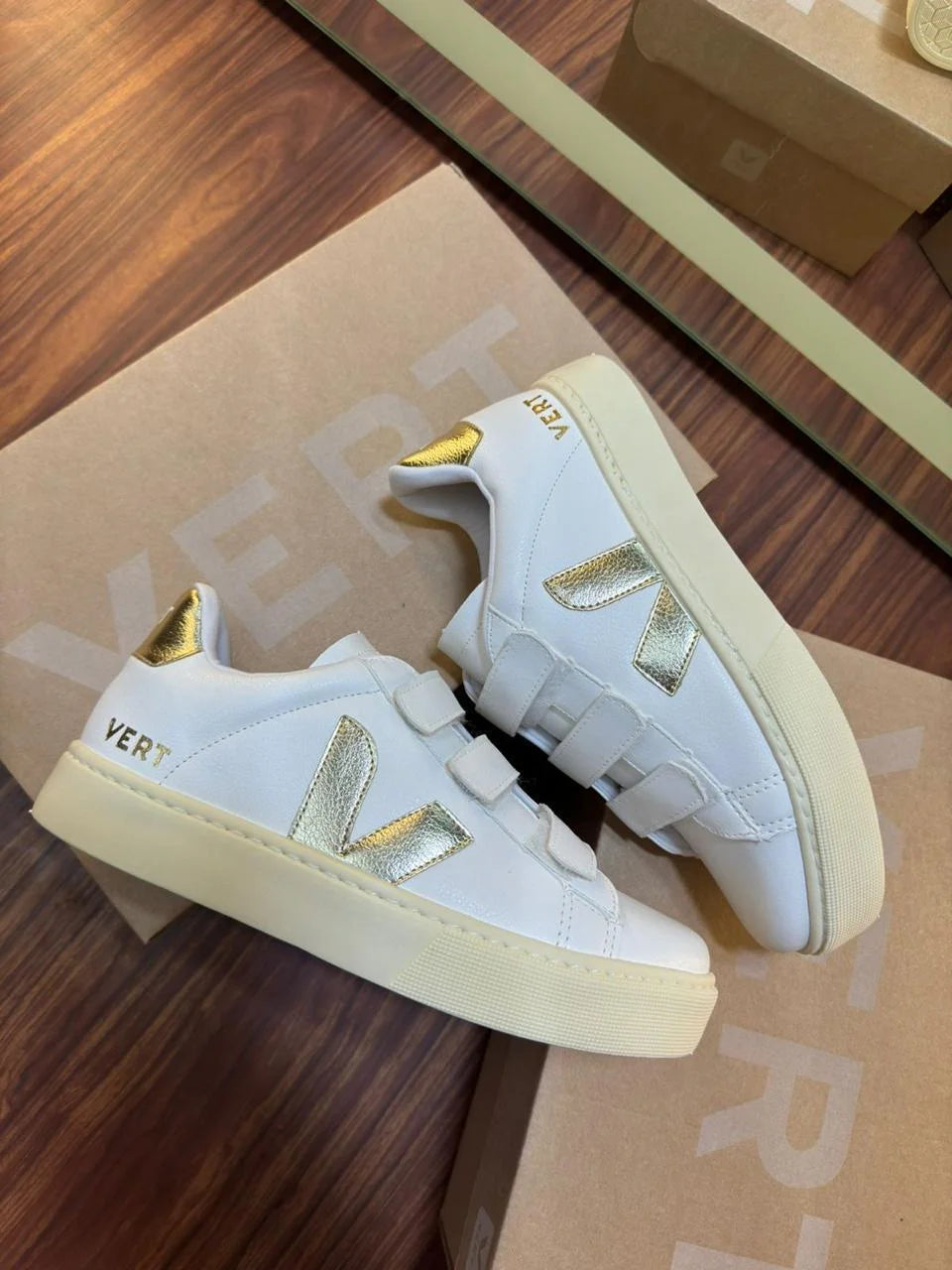 Tenis VRT Velcro - Branco Dourado