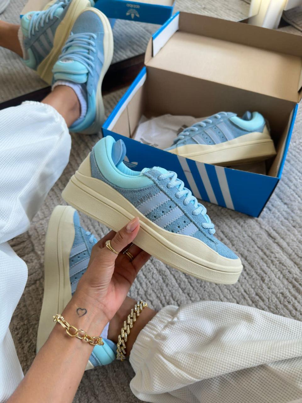 Tênis Bad Bunny x Campus Blue