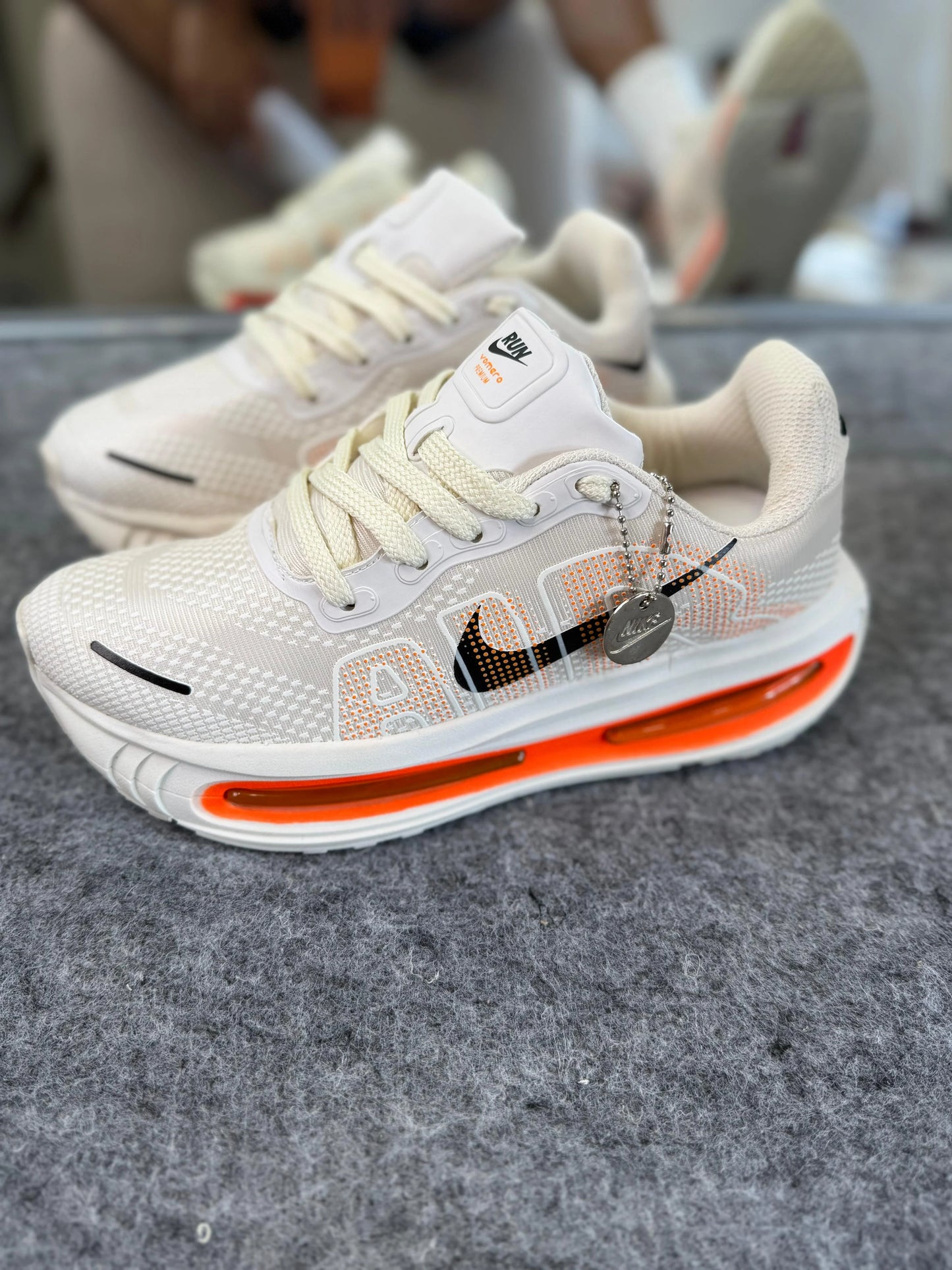 Tenis NK Vomero Premium - Off Laranja