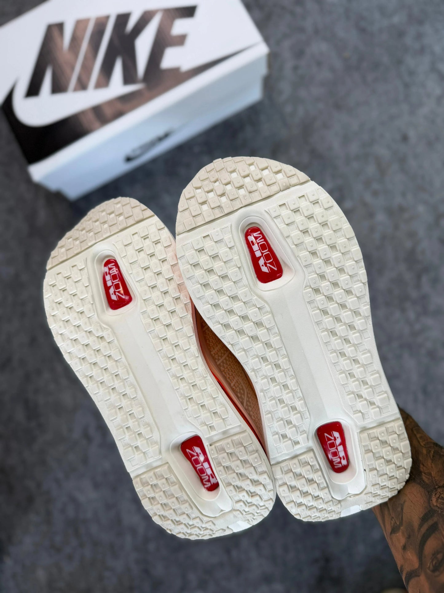 Tenis NK Vomero Premium - Off Laranja